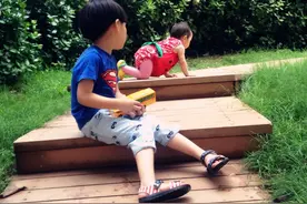 哥哥突然喜欢抱着妹妹，妹妹却极力反抗，掀开女儿衣服妈妈落泪图片