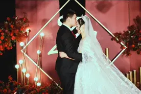 大衣哥儿媳陈亚男晒婚礼全家福，唯独不见小姑子，只因习俗问题？图片