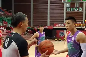驱逐杜锋成名，48号裁判又惹争议，高诗岩质问：他可以打我脸么图片