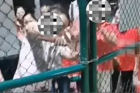 大爷用铁锤砸锁霸占足球场跳广场舞图片