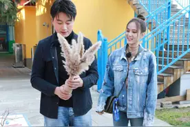 41岁陈乔恩状态好，一身牛仔服像小姑娘，爱情真是极好的保养品图片