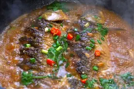 酱焖鲫鱼最简单好吃的做法，鱼肉鲜嫩，酱香浓郁，跟饭店的一个味图片