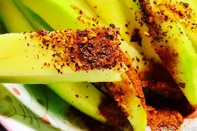 水果蘸辣椒面，看到就流口水，可惜只有云南人才敢这样吃图片