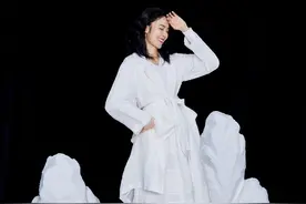 张佳宁不火才怪，白裙+风衣穿得清新冷艳，配靴子更耀眼了图片