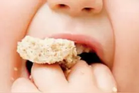 9个月大婴儿被噎住，送医后已无气息，医生：你们应该急救一下的图片