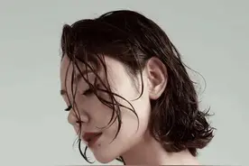 风情万种的程莉莎，因穿吊带裙，被郭晓东喊话穿太少。图片