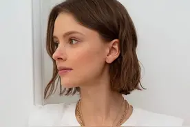 西装短裤+T恤，这样穿潮爆了图片