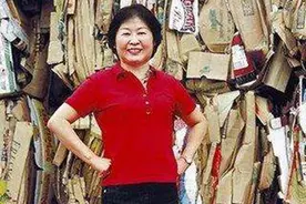 她27岁辞职，去香港收废纸，48岁成女首富，如今身价420亿图片