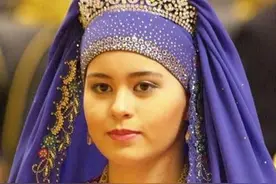 文莱国王宠儿女：儿子娶17岁平民姑娘花1亿，女儿出嫁穿钻石婚服图片