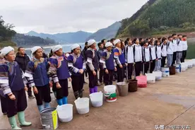 罗平又向万峰湖放流鱼苗啦，近20万尾图片
