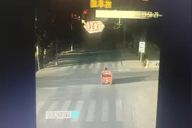 男子服务区加油弄反方向 一路逆行至下个收费站入口 | 一线微观图片