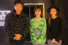 45岁金巧巧时隔22年再演孔雀，为人妇仍貌美，蜂腰纤细似少女图片