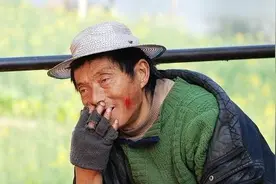 故事：男子发达扮流浪汉回老家，兄弟不让进门，离了婚的媳妇却等他多年图片