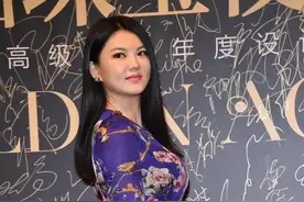 44岁李湘又胖了？穿紫色印花裙难掩“膀大腰圆”，“阔太范”十足图片