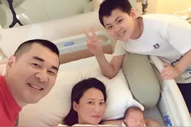 吓坏孙俪、说蒋欣显老，陈建斌有何魅力让蒋勤勤43岁还给他生儿子图片