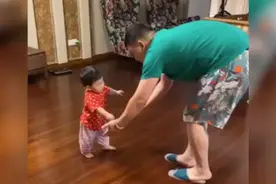 萌娃学走路，站不稳踉跄的样子让爸爸笑翻，网友：还是不会用刹车图片