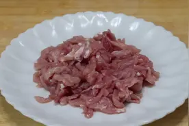 肉丝怎样做更滑嫩入味？大厨教你小技巧，简单易学，先收藏了图片