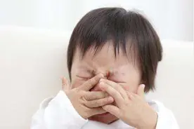 为啥孩子被父母打哭后，很容易睡着？背后三大原因，让人心疼图片