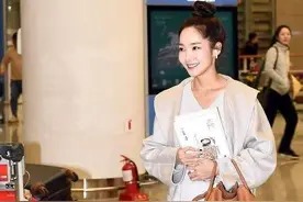 朴敏英穿“锡纸裙”拗造型，穿出浴袍感不说，脸和脖子色差尴尬了图片