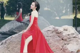 杨幂爸爸庆女儿首上春晚，自豪称有面长脸！晒女儿美照长腿白又细图片