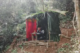 越南少数民族山村基础设施落后，穷学生为看网课，山顶搭窝棚上课图片