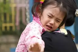 又一起虐娃事件，又是亲爸后妈的组合，为啥亲爸总不保护亲生骨肉图片