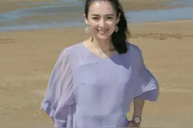 章子怡在海滩玩耍近照，大家却把注意放在了她的腿上图片