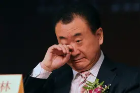 为什么有钱人往往爱装穷？穿着拖鞋、开着豪车，这是什么心理？图片