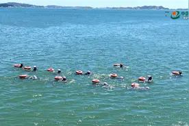 首次海训，乘风破浪，听飒爽女兵的自信宣言图片