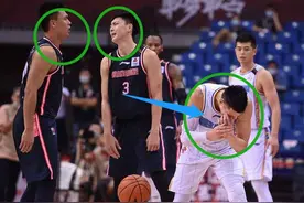 林书豪遭遇广东后卫疯狂围剿，鼻子流血+被戳眼睛，没说一句脏话图片