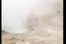 用生命在泡脚！男子在黄石公园间歇泉“泡足浴”,还淡定拿东西擦脚
