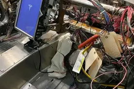 网传特斯拉内部线路很乱，甚至不如农用车，今天我们就分析一下图片