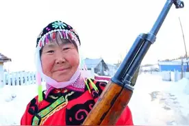 人大代表戴“小鹿头”萌翻网友，这民族每年冬天能领一把枪图片