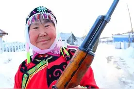 人大代表戴“小鹿头”萌翻网友，这民族每年冬天能领一把枪图片