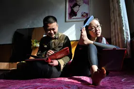 无臂女子十年来用双脚为丈夫煮饭，被赞叹为最感人双脚图片