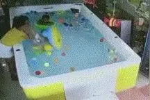 小女儿溺水90秒，妈妈却站在旁边玩手机，儿子的3次提醒被忽视图片
