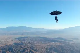 雨伞真能当降落伞？老外用生命验证，用伞从高空跳下，意外发生了视频封面