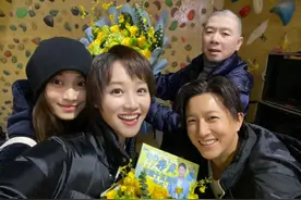 62岁冯小刚近照病态明显，斑秃明显头部似起大包，皮肤白得亮眼图片