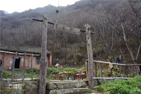 西安秦岭徒步，深山偶遇终南山道长，日日脚踩梅花桩练轻功图片