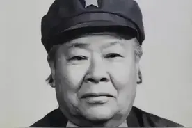 许世友的红颜知己，喝酒比武样样胜过许，军中外号“何铁拳”图片