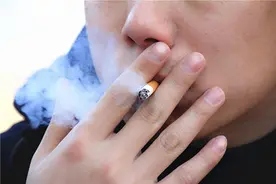 女性不吸烟也不喝酒，为什么也会得肺癌，与什么有关？图片