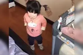 女娃找妈妈玩，却发现妈妈另有“新欢”，懂事离开的背影让人心疼图片