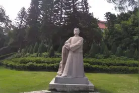 鲁迅亲自题字“厦门大学”，为何学字没有宝盖头？谁知别有深意图片