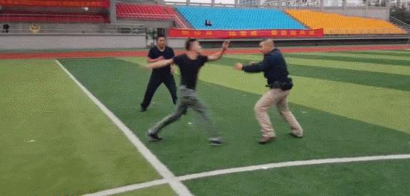 手铐打不开了怎么办!找119啊!警察也得这么干