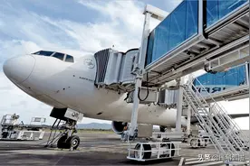 明明有空闲廊桥，为何坐飞机还要乘摆渡车？摆渡车有啥“黑科技”图片