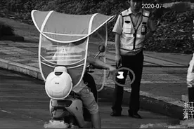 男子骑着装遮阳棚的电动车向交警冲去更惊险的是，他身上还有斧头和刀图片