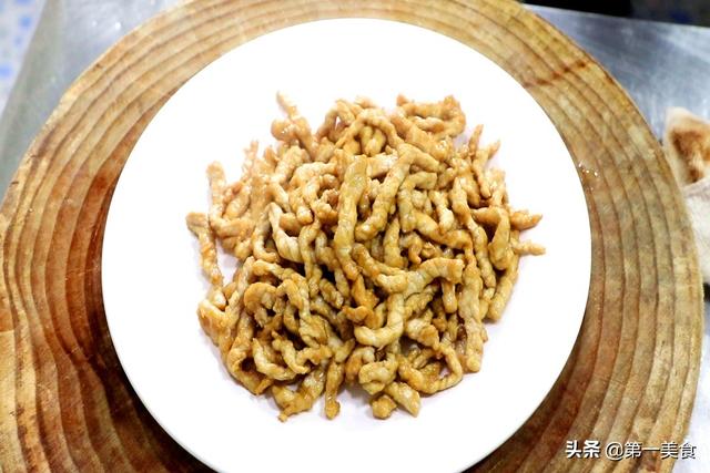 肉丝如何炒又滑又嫩？饭店大厨分享技巧，肉丝不干不柴如此简单