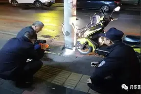 丹东：线杆雨天漏电 民警紧急排险图片