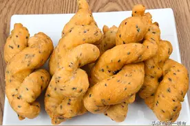 想吃麻花在家就能做，一碗面粉炸一盆，香酥可口，比外面卖得还香图片