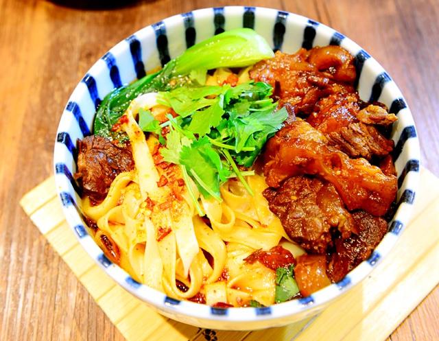 让人费解的牛肉面做法，用料和做法太讲究，一碗卖100也不过分